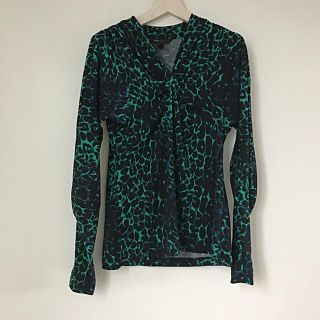 ビーシービージーマックスアズリア(BCBGMAXAZRIA)の新品送料無料BCBGオシャレな袖のvネックブラウス(シャツ/ブラウス(長袖/七分))