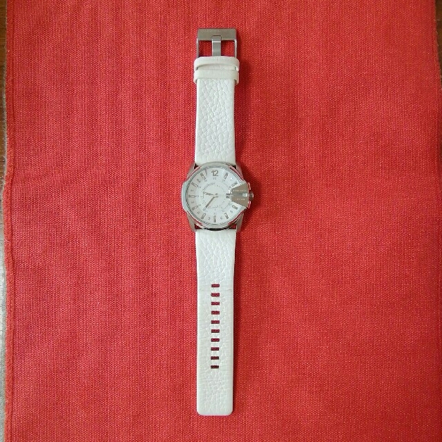 DIESEL(ディーゼル)のｷﾚｲ目ﾃﾞｻﾞｲﾝ ﾃﾞｨｰｾﾞﾙ 爽やかﾎﾜｲﾄ 腕時計 メンズの時計(腕時計(アナログ))の商品写真