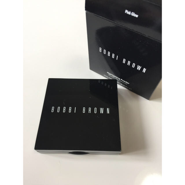 BOBBI BROWN(ボビイブラウン)のピンクグロウ ボビーブラウン ハイライティングパウダー 箱付き コスメ/美容のベースメイク/化粧品(フェイスパウダー)の商品写真