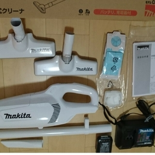 マキタ(Makita)のマキタコードレス掃除機CL107FDSHW絨毯ノズル付 中古(掃除機)