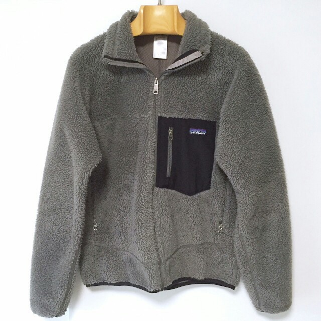 patagonia(パタゴニア)の【正規品】パタゴニア クラシック・レトロＸ／グレー×ブラック／メンズＳ メンズのジャケット/アウター(ブルゾン)の商品写真