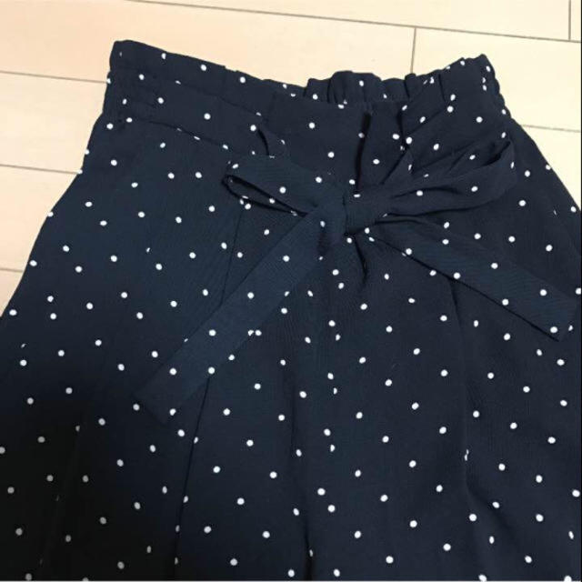 ZARA(ザラ)のzara ドットパンツ レディースのパンツ(クロップドパンツ)の商品写真