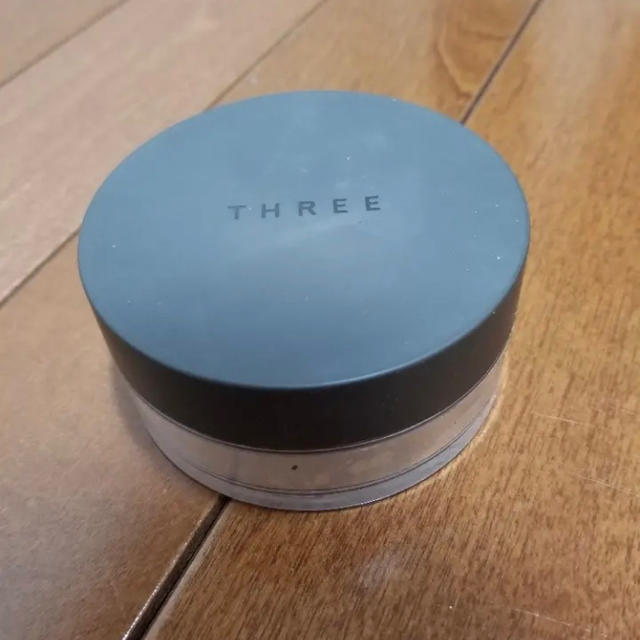 THREE(スリー)のTHREE アルティメイトダイアフェネスルースパウダー コスメ/美容のベースメイク/化粧品(フェイスパウダー)の商品写真