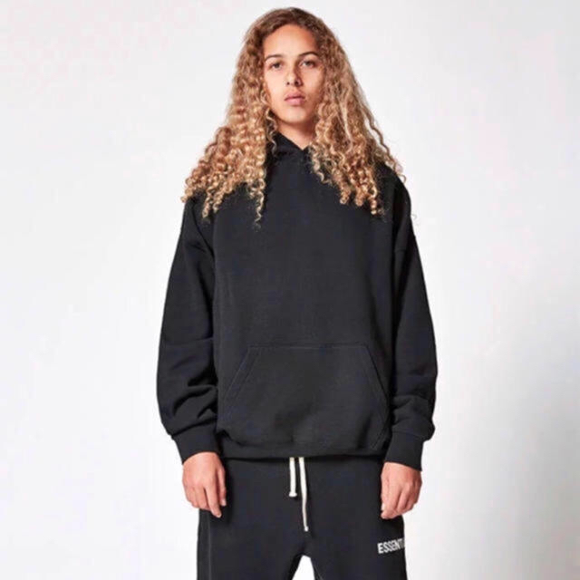 FEAR OF GOD(フィアオブゴッド)のfog essentials パーカー s ブラック メンズのトップス(パーカー)の商品写真