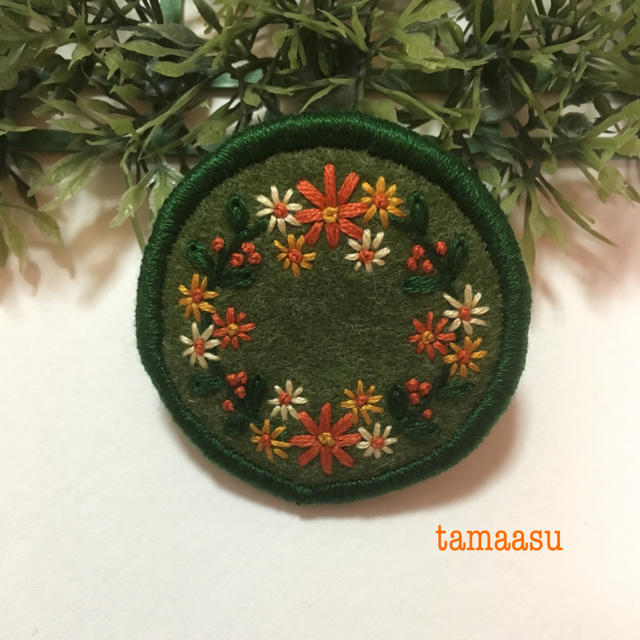 128.お花の刺繍ブローチ✴︎受注製作 ハンドメイドのアクセサリー(コサージュ/ブローチ)の商品写真