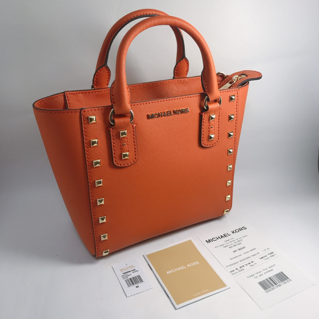 Michael Kors(マイケルコース)の新品！MICHAEL KORS　スタッズ　ハンドバッグ　オレンジ/MK レディースのバッグ(ハンドバッグ)の商品写真