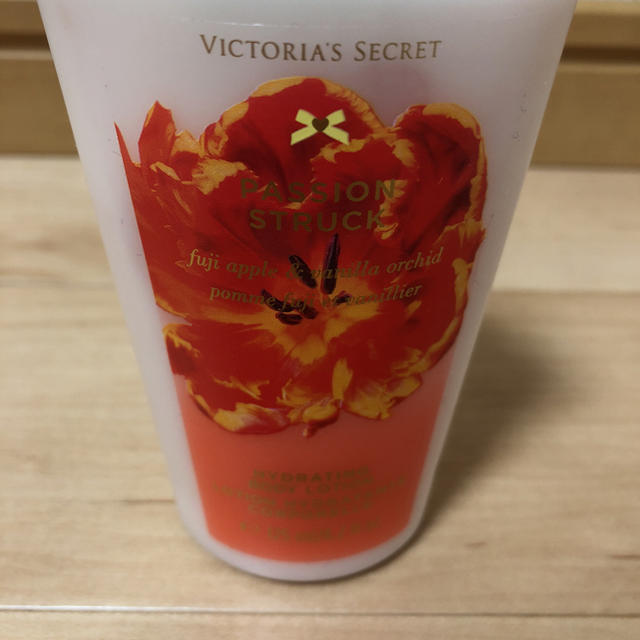 Victoria's Secret(ヴィクトリアズシークレット)の新品 ヴィクトリア シークレット PASSION STRUCK ボディローション コスメ/美容のボディケア(ボディローション/ミルク)の商品写真