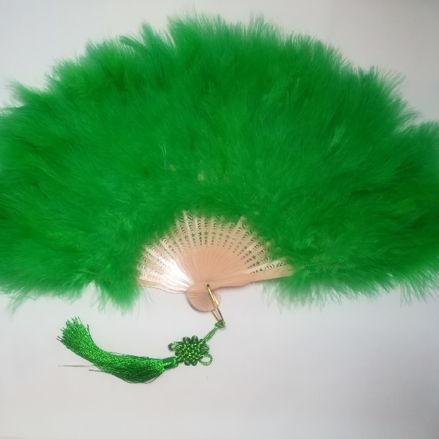 新品　特大羽扇子　ジュリアナ　大きな紐飾り付き　緑
 エンタメ/ホビーのコスプレ(小道具)の商品写真