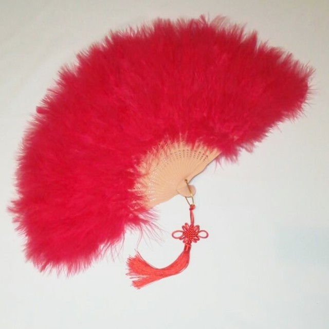 新品　特大羽扇子　ジュリアナ　大きな紐飾り付き　赤
 エンタメ/ホビーのコスプレ(小道具)の商品写真