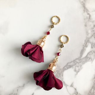 スワロフスキー(SWAROVSKI)の【Swarovski 】フラワー×ダークレッド ピアス&イヤリング 16kgp(ピアス)