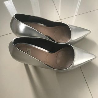 ザラ(ZARA)のZARA シルバー パンプス ヒール 靴(ハイヒール/パンプス)