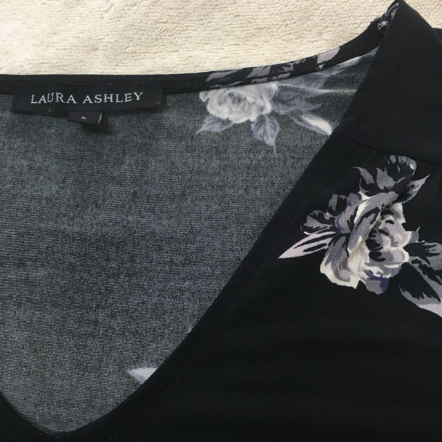 LAURA ASHLEY(ローラアシュレイ)のLaura Ashley    カットソー     S レディースのトップス(カットソー(半袖/袖なし))の商品写真