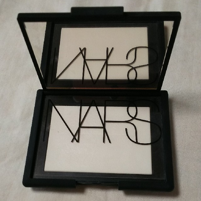 NARS(ナーズ)のNARSライトリフティングセッティングパウダー プレストN (送料込み) コスメ/美容のベースメイク/化粧品(フェイスパウダー)の商品写真