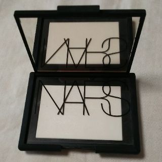 ナーズ(NARS)のNARSライトリフティングセッティングパウダー プレストN (送料込み)(フェイスパウダー)