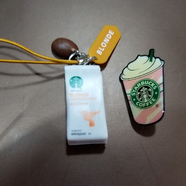 Starbucks Coffee(スターバックスコーヒー)のスタバストラップとおまけ スマホ/家電/カメラのスマホアクセサリー(ストラップ/イヤホンジャック)の商品写真