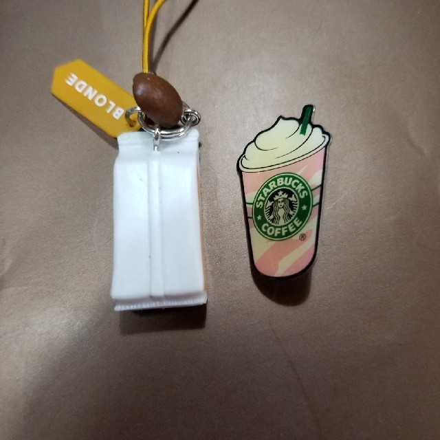 Starbucks Coffee(スターバックスコーヒー)のスタバストラップとおまけ スマホ/家電/カメラのスマホアクセサリー(ストラップ/イヤホンジャック)の商品写真