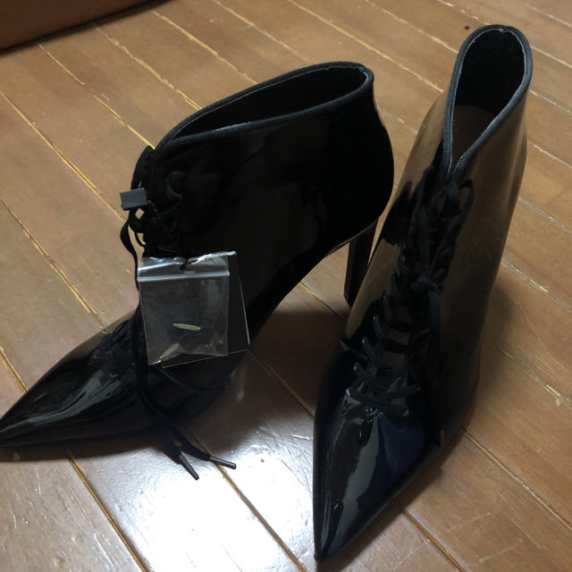 ZARA(ザラ)のZARA エナメルショートブーツ レディースの靴/シューズ(ブーツ)の商品写真