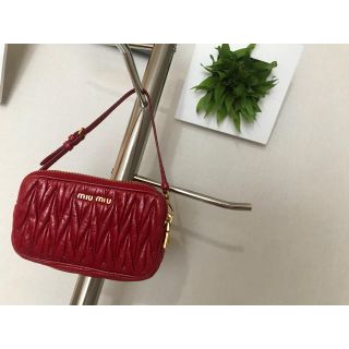 ミュウミュウ ミニバッグ(レッド/赤色系)の通販 12点 | miumiuを買う