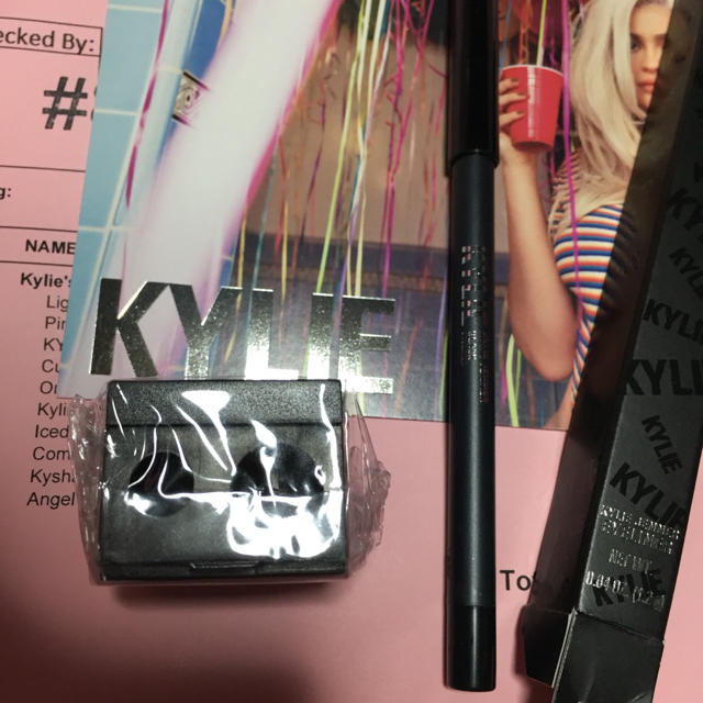 Kylie Cosmetics(カイリーコスメティックス)のじぇるたん様専用です！ありがとうございました^ ^カイリーコスメティックス コスメ/美容のベースメイク/化粧品(アイライナー)の商品写真