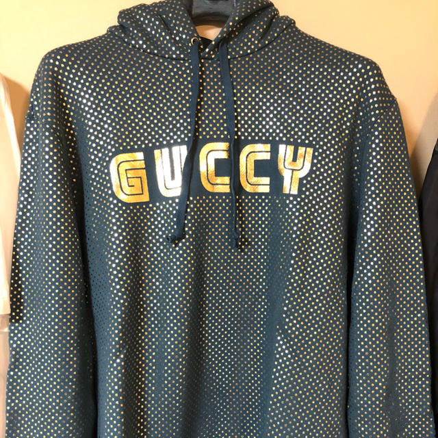 Gucci(グッチ)のguccy 新宿 移転記念 限定 ネイビーパーカー ネオン メンズのトップス(パーカー)の商品写真