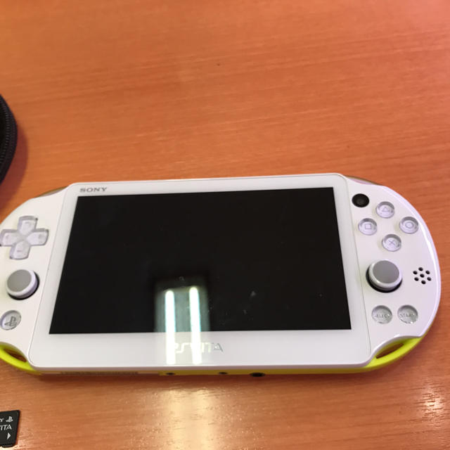 PlayStation Vita(プレイステーションヴィータ)のPS VITA ライムグリーン エンタメ/ホビーのゲームソフト/ゲーム機本体(携帯用ゲームソフト)の商品写真