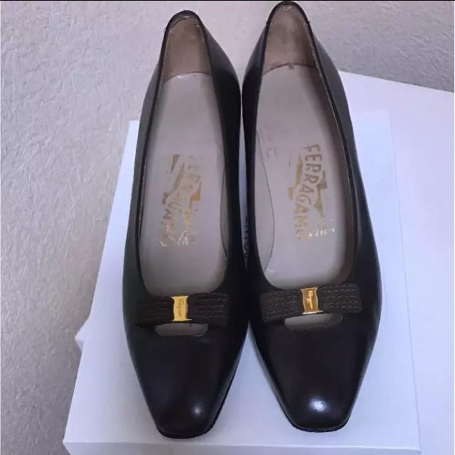 Salvatore Ferragamo(サルヴァトーレフェラガモ)のフェラガモ ヴァラ パンプス レディースの靴/シューズ(ハイヒール/パンプス)の商品写真