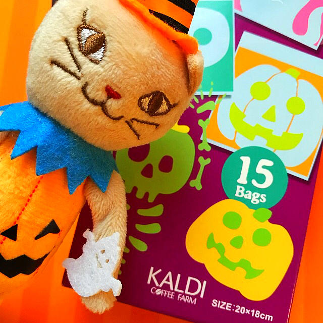 KALDI(カルディ)の数量限定★ハロウィン くたくた白ネコちゃん&ジッパーバッグ 2点セット エンタメ/ホビーのおもちゃ/ぬいぐるみ(ぬいぐるみ)の商品写真