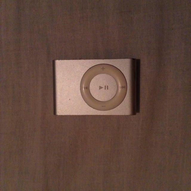 Apple(アップル)のiPod shuffle 1GB シルバー スマホ/家電/カメラのオーディオ機器(ポータブルプレーヤー)の商品写真