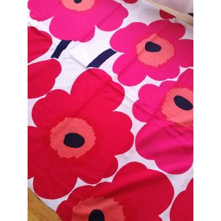 マリメッコ(marimekko)のマリメッコ　marimekko  ウニッコ　赤　花柄　カバー　生地　布　ピンク　(生地/糸)