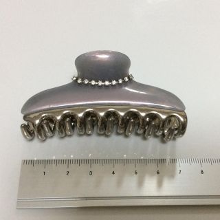 アッカ(acca)の【美品】アッカ  中クリップ グレーにピンクの光沢×シルバー台座(バレッタ/ヘアクリップ)