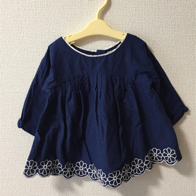 babyGAP(ベビーギャップ)のbabygap 花刺繍ブラウス 7分袖 90 キッズ/ベビー/マタニティのキッズ服女の子用(90cm~)(ブラウス)の商品写真