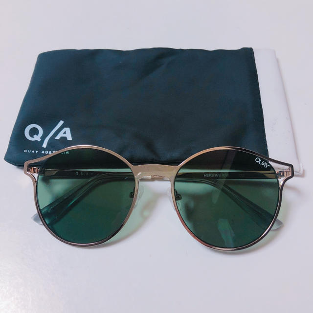 Quay Eyeware Australia(クエイアイウェアオーストラリア)の【新品】QUAY AUSTRALIA サングラス  HERE WE ARE レディースのファッション小物(サングラス/メガネ)の商品写真