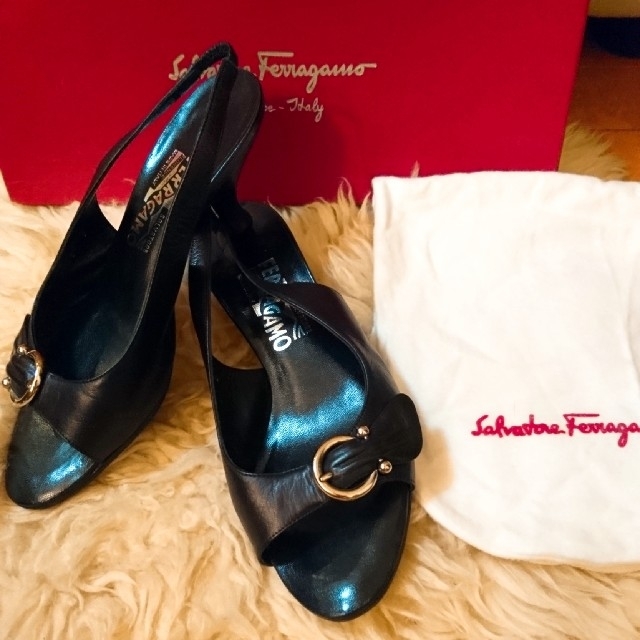 Ferragamo(フェラガモ)の美品☆  Ferragamo フェラガモ  シンプルなオープントゥパンプス黒 レディースの靴/シューズ(ハイヒール/パンプス)の商品写真