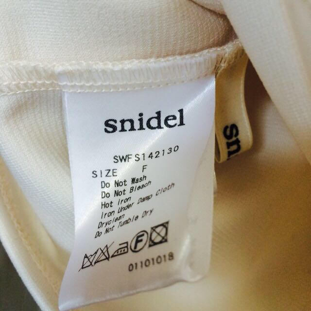 SNIDEL(スナイデル)のsnidelバックリボンスカートホワイト レディースのスカート(ミニスカート)の商品写真