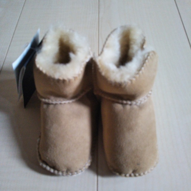 UGG(アグ)のUGG　ベビームートンブーツ キッズ/ベビー/マタニティのベビー靴/シューズ(~14cm)(ブーツ)の商品写真