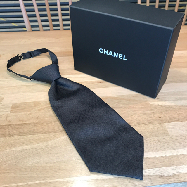 CHANEL(シャネル)のlovehermes様の未使用 シャネル アスコットタイ ネクタイ ブラック レディースのファッション小物(その他)の商品写真