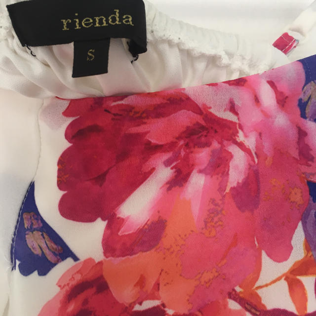 rienda(リエンダ)のリエンダ ワンピース 白 花柄 ミニ レディースのワンピース(ミニワンピース)の商品写真