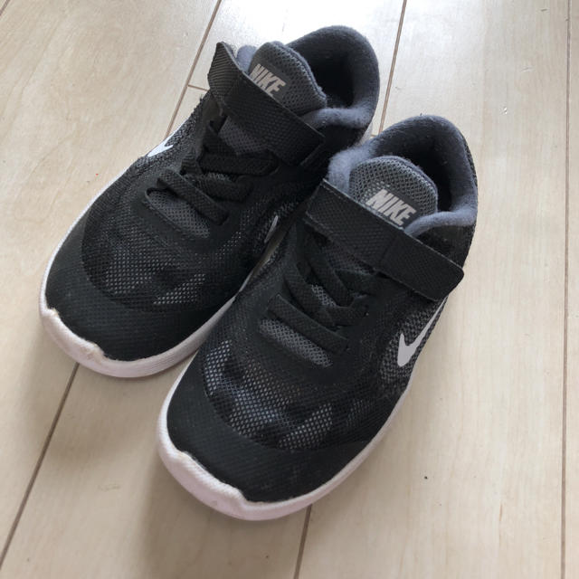 NIKE(ナイキ)のナイキ 子供 スニーカー 17センチ ブラック キッズ/ベビー/マタニティのキッズ靴/シューズ(15cm~)(スニーカー)の商品写真