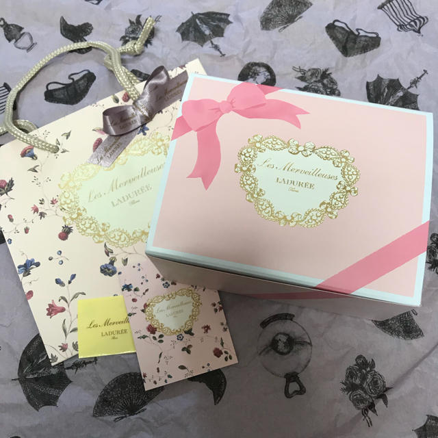 LADUREE(ラデュレ)のメルヴェイユーズ ラデュレ 限定 コンパクト ファンデーションキット 10 コスメ/美容のベースメイク/化粧品(ファンデーション)の商品写真