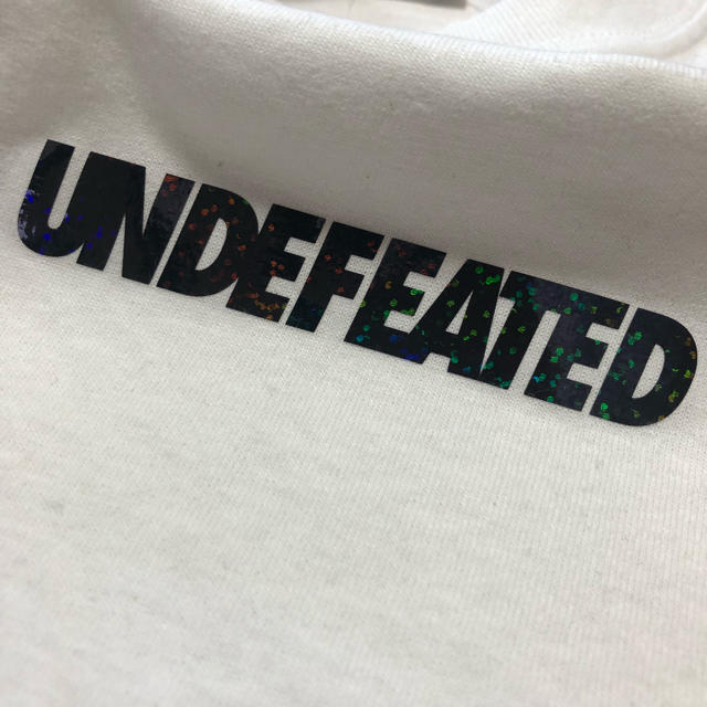 UNDEFEATED(アンディフィーテッド)の【定価以下】undefeated logo tee hologram メンズのトップス(Tシャツ/カットソー(半袖/袖なし))の商品写真