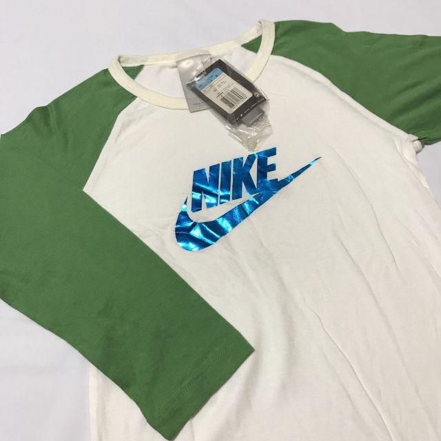 NIKE(ナイキ)の【新品】NIKE ロンT 白 緑 メタリック Mサイズ レディース レディースのトップス(Tシャツ(長袖/七分))の商品写真