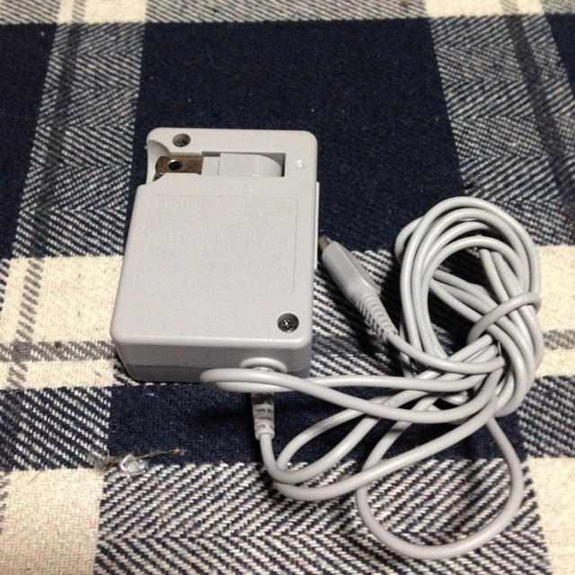 任天堂(ニンテンドウ)の3DSの充電器 スマホ/家電/カメラのスマートフォン/携帯電話(バッテリー/充電器)の商品写真