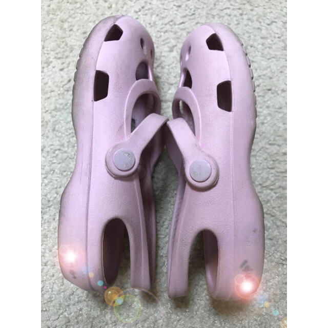 crocs(クロックス)のクロックス  サンダル c10 17.5 まで 女の子 記名あり キッズ/ベビー/マタニティのキッズ靴/シューズ(15cm~)(サンダル)の商品写真