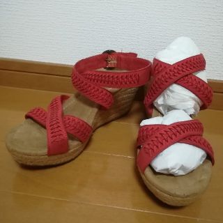 ミネトンカ(Minnetonka)の【美品】ミネトンカ　ウエッジソールサンダル　赤(サンダル)