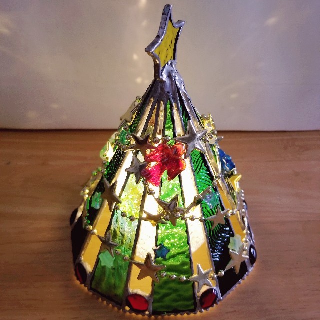 ステンドグラス製　星と天使を散りばめた　クリスマスツリー　のランプ