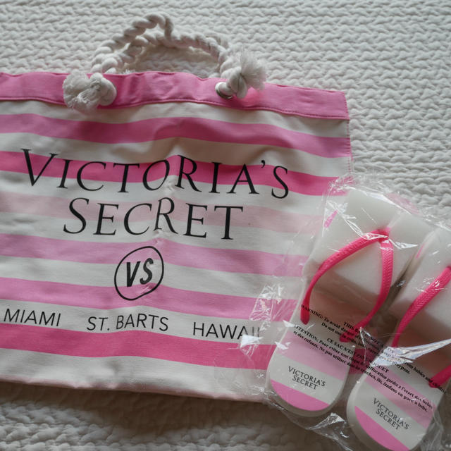 Victoria's Secret(ヴィクトリアズシークレット)のVictoria's secret ノベルティ バッグとビーチサンダル レディースのバッグ(トートバッグ)の商品写真