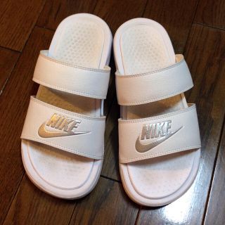 ナイキ(NIKE)のNIKE ベナッシ サンダル センスオブプレイス ニコアンド チャオパニック(サンダル)