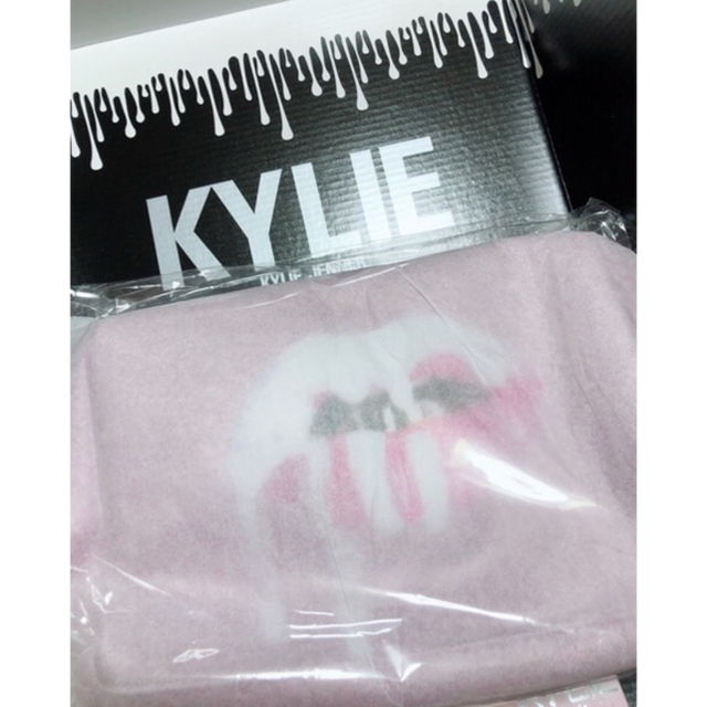 Kylie Cosmetics(カイリーコスメティックス)のTHE BIRTHDAY COLLECTION MAKEUP BAG ♡ レディースのファッション小物(ポーチ)の商品写真