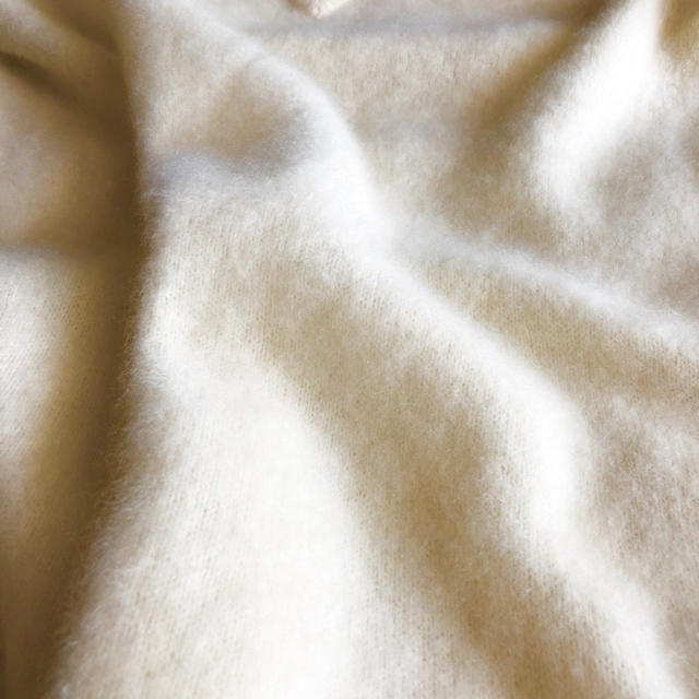 UNITED ARROWS(ユナイテッドアローズ)の日本製 美品ユナイテッドアローズ カシミヤニット 白 Vネック ふわふわ レディースのトップス(ニット/セーター)の商品写真