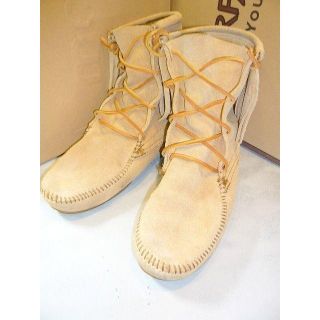 ミネトンカ(Minnetonka)のMINNETONKA ミネトンカフリンジブーツ８　ベージュ(ブーツ)